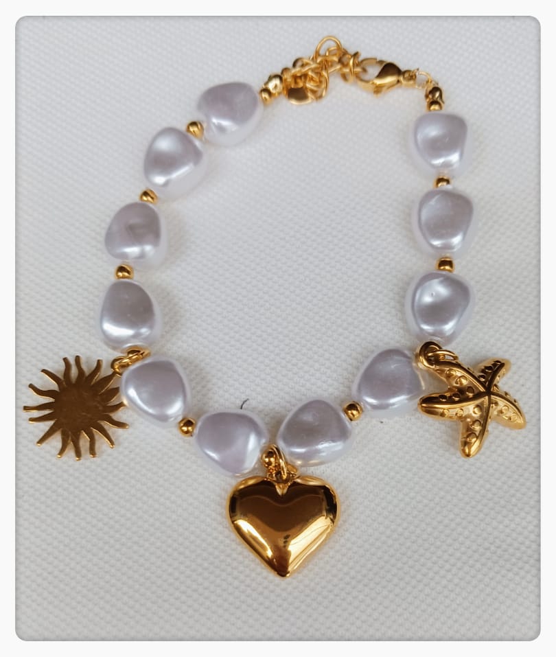 AB3 Pulseira de pérolas com pingentes dourados.✨